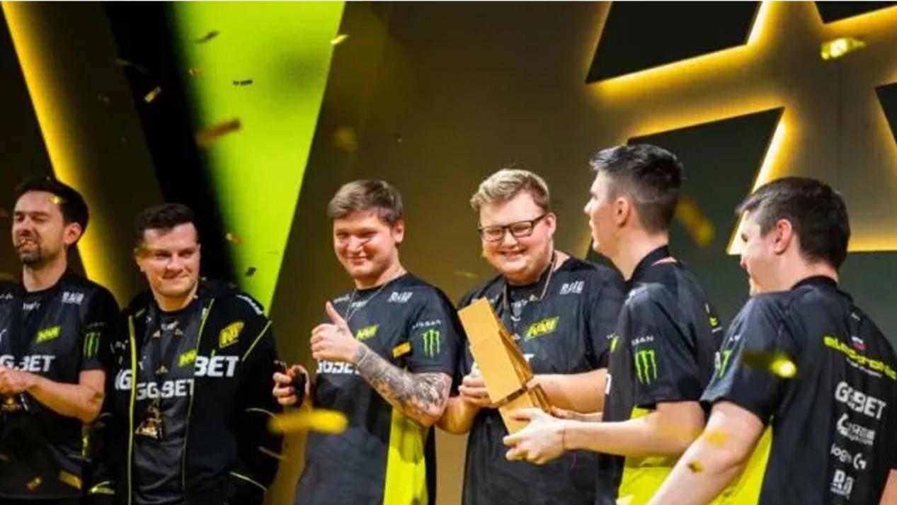 用自己的坚 用自己的坚